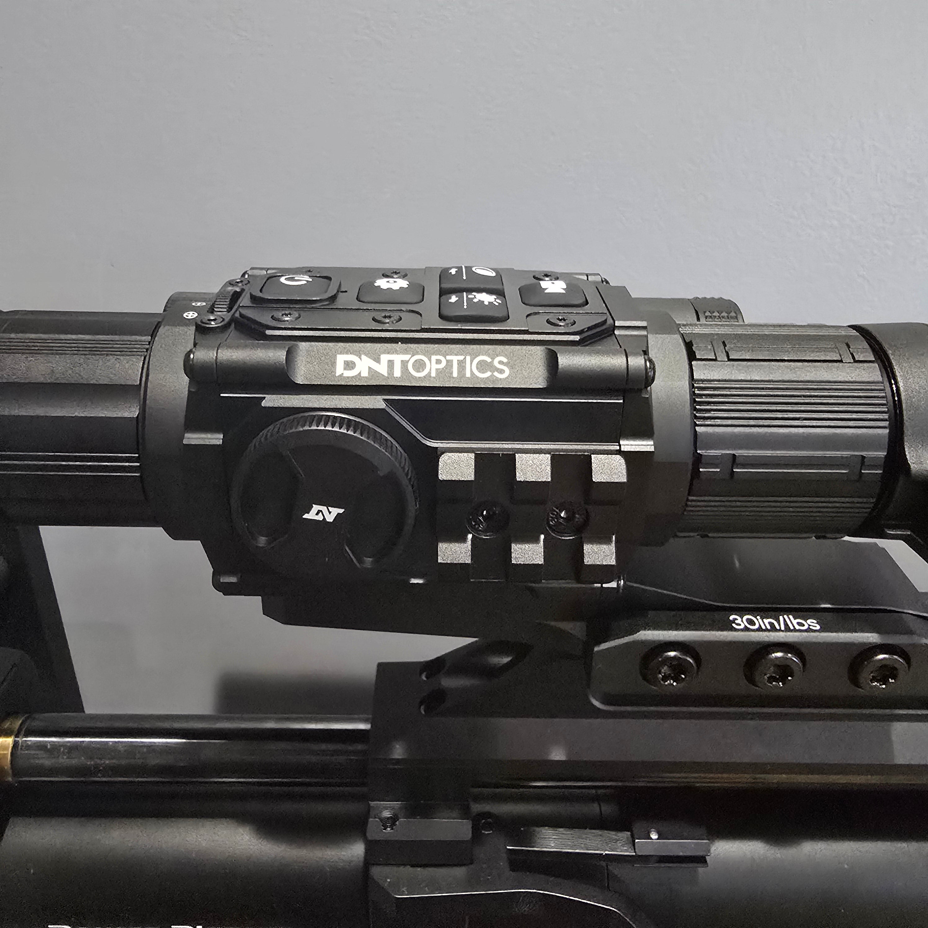 Close-up of a DNT OPTICS Zulus 3-12x v1 on a gray background